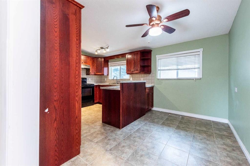 4628 Verona Drive Nw, Calgary, AB - Indoor Photo Showing Kitchen