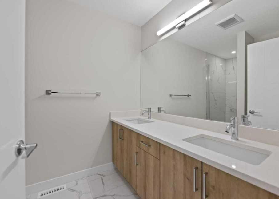 314-52 Red Sky Villas Ne, Calgary, AB - Indoor Photo Showing Bathroom