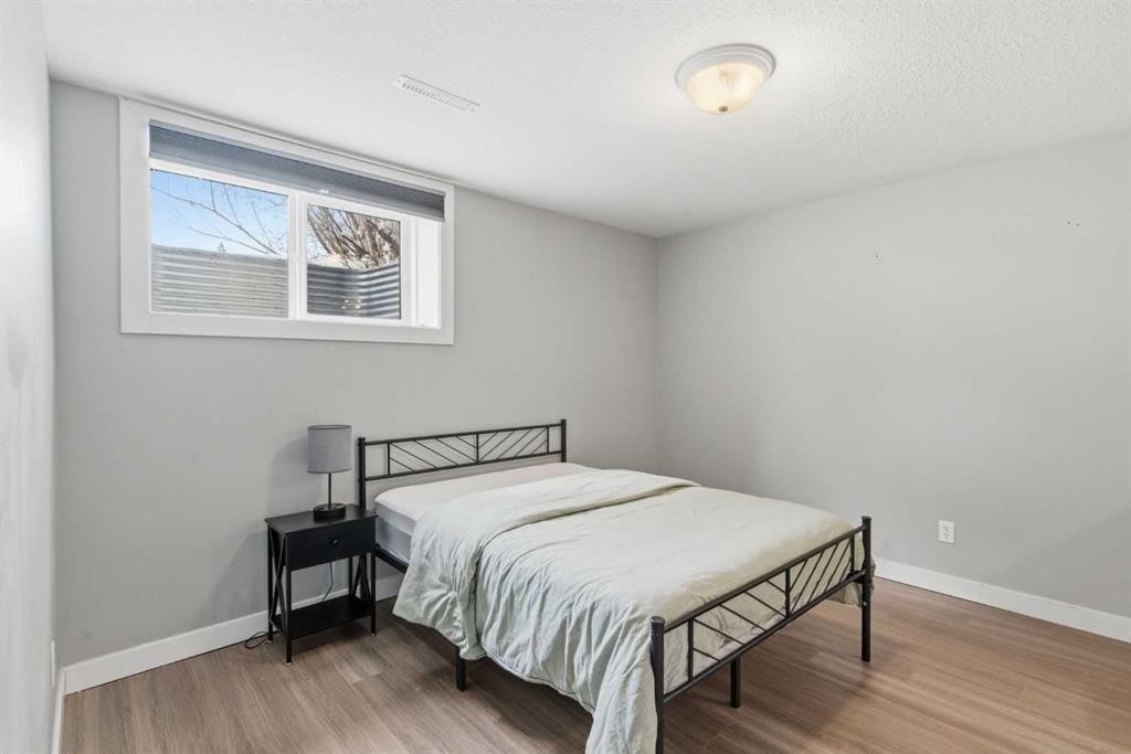 173 Gordon Drive Sw, Calgary, AB - Indoor Photo Showing Bedroom