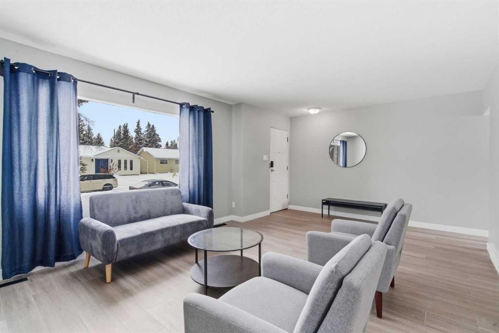173 Gordon Drive Sw, Calgary, AB - Indoor Photo Showing Living Room