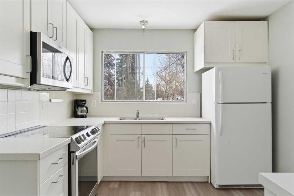 173 Gordon Drive Sw, Calgary, AB - Indoor Photo Showing Kitchen With Double Sink