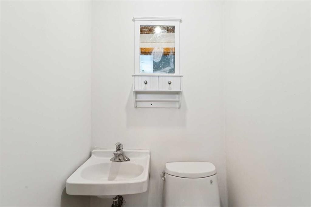8312 47 Avenue Nw, Calgary, AB - Indoor Photo Showing Bathroom