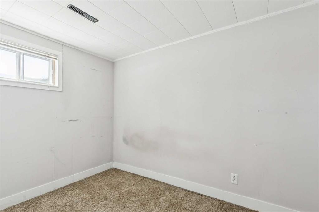 8312 47 Avenue Nw, Calgary, AB - Indoor Photo Showing Other Room