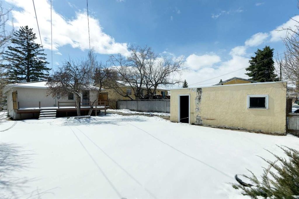 8312 47 Avenue Nw, Calgary, AB - Outdoor