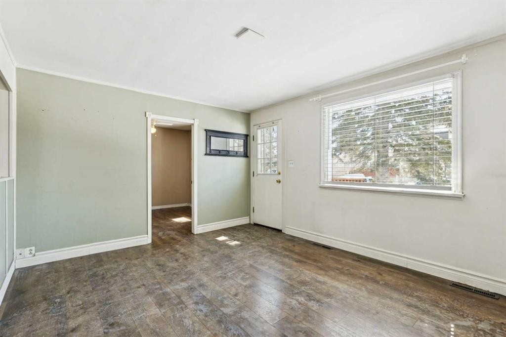 8312 47 Avenue Nw, Calgary, AB - Indoor Photo Showing Other Room
