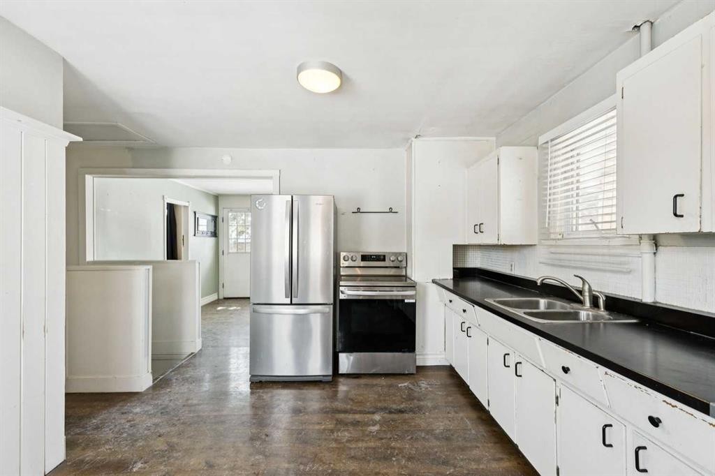 8312 47 Avenue Nw, Calgary, AB - Indoor Photo Showing Kitchen With Double Sink