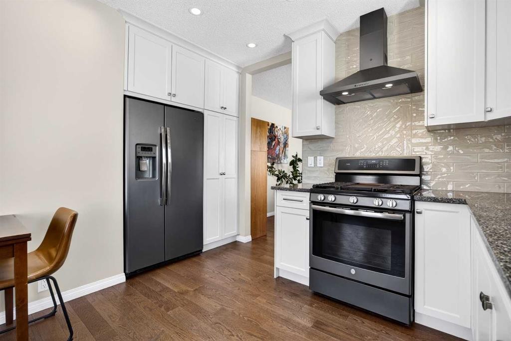 110 Citadel Crest Circle Nw, Calgary, AB - Indoor Photo Showing Kitchen
