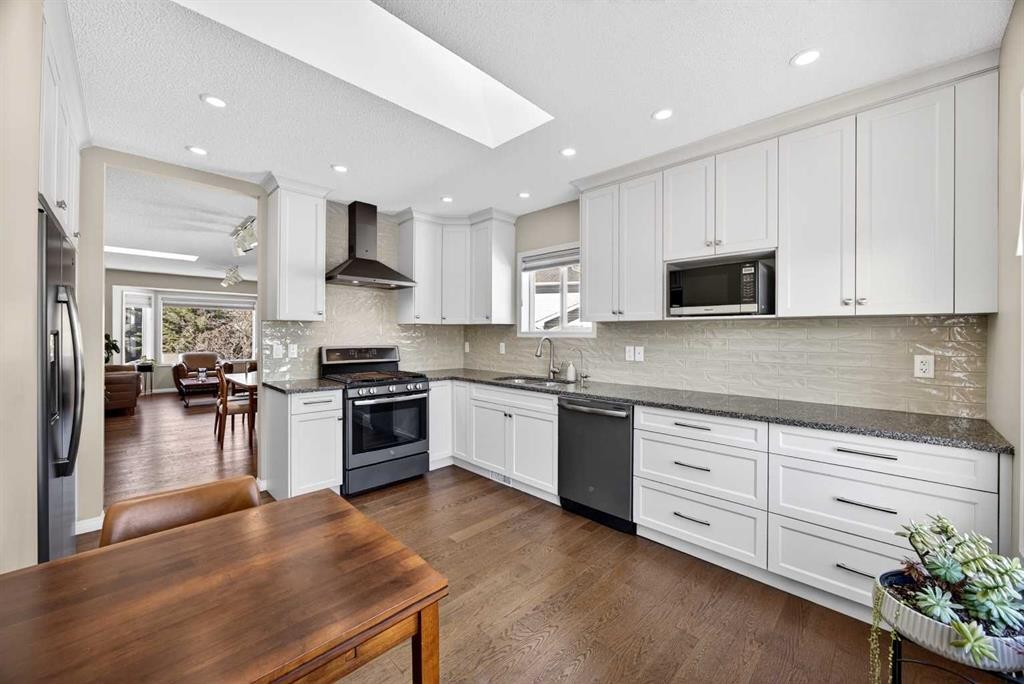 110 Citadel Crest Circle Nw, Calgary, AB - Indoor Photo Showing Kitchen With Stainless Steel Kitchen With Upgraded Kitchen