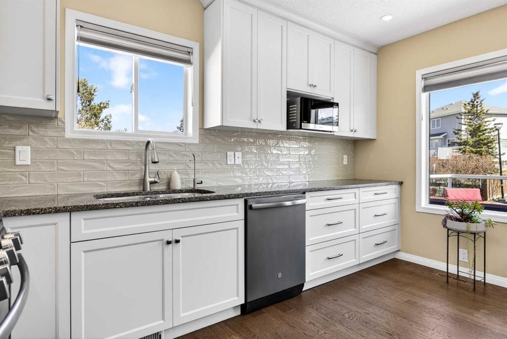 110 Citadel Crest Circle Nw, Calgary, AB - Indoor Photo Showing Kitchen With Upgraded Kitchen