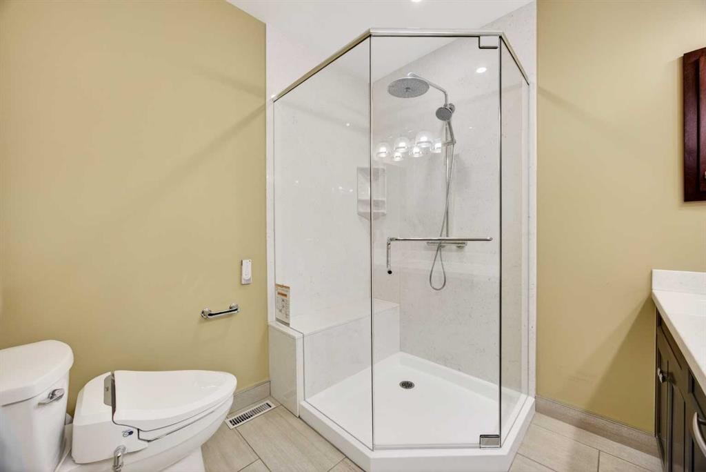 110 Citadel Crest Circle Nw, Calgary, AB - Indoor Photo Showing Bathroom