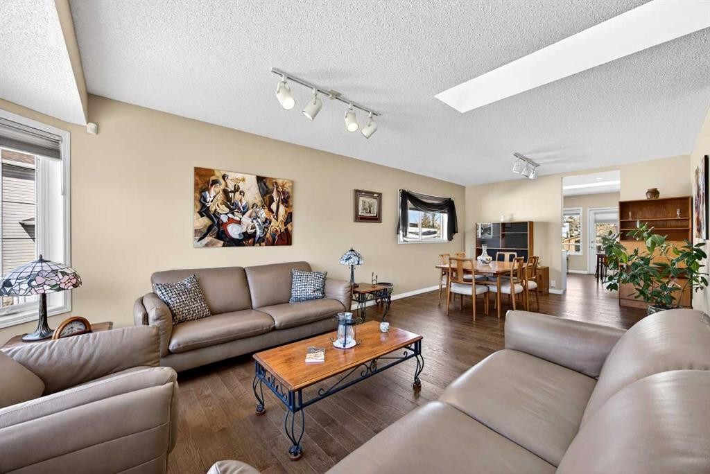 110 Citadel Crest Circle Nw, Calgary, AB - Indoor Photo Showing Living Room