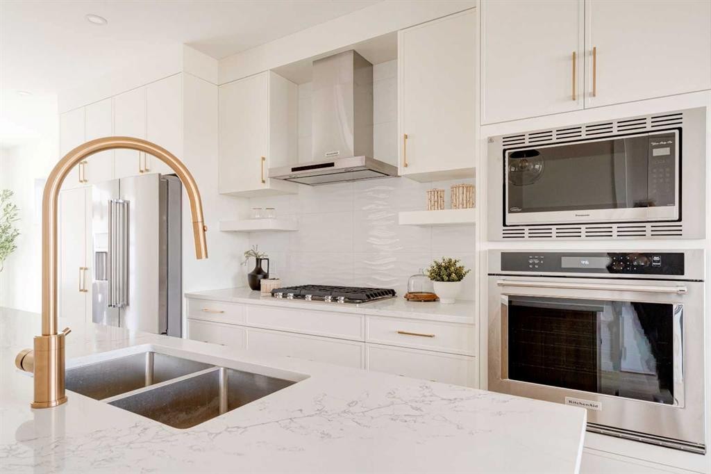 39B Moncton Road Ne, Calgary, AB - Indoor Photo Showing Kitchen With Upgraded Kitchen