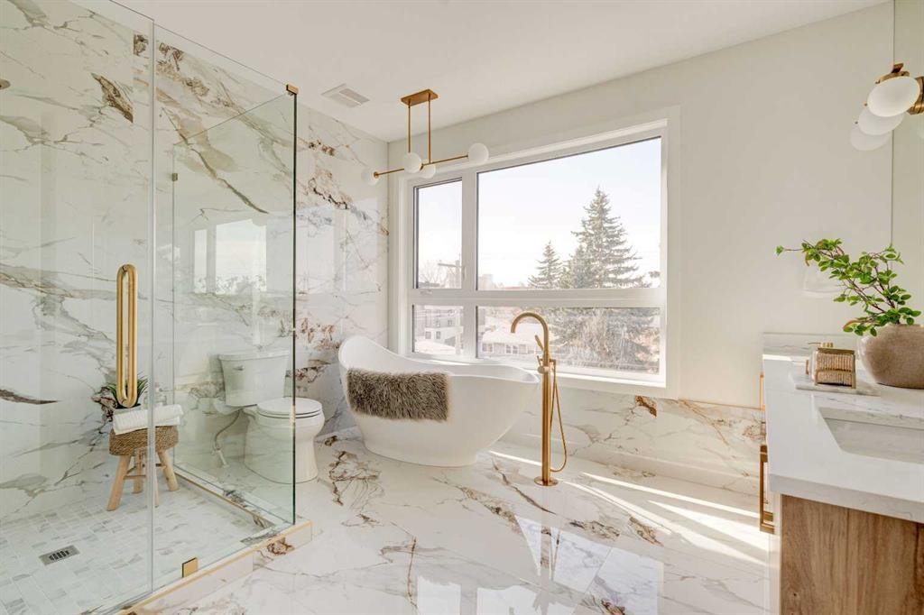 39B Moncton Road Ne, Calgary, AB - Indoor Photo Showing Bathroom