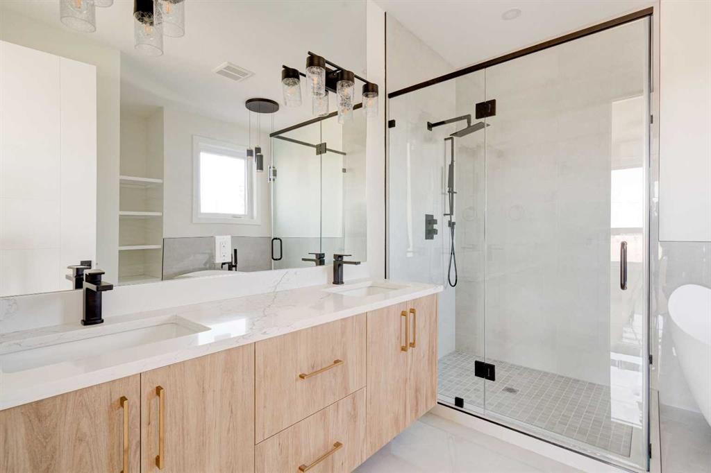 39B Moncton Road Ne, Calgary, AB - Indoor Photo Showing Bathroom