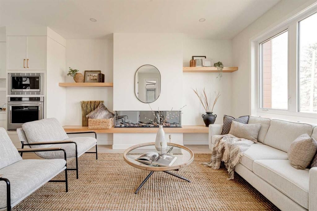 39B Moncton Road Ne, Calgary, AB - Indoor Photo Showing Living Room
