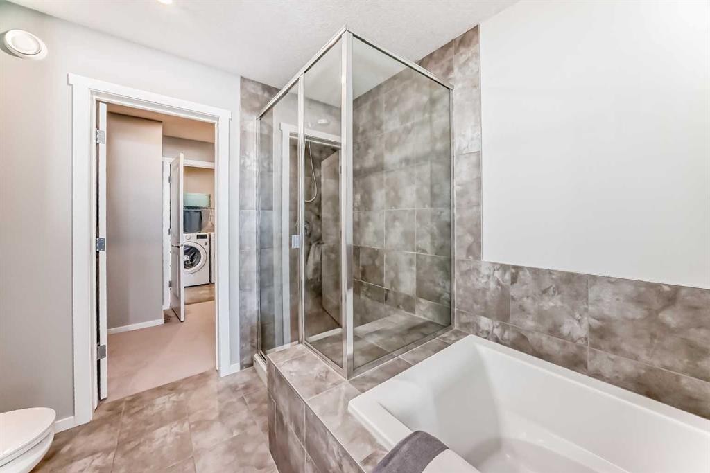 64 Nolancrest Manor Nw, Calgary, AB - Indoor Photo Showing Bathroom