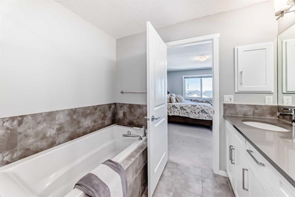 64 Nolancrest Manor Nw, Calgary, AB - Indoor Photo Showing Bathroom