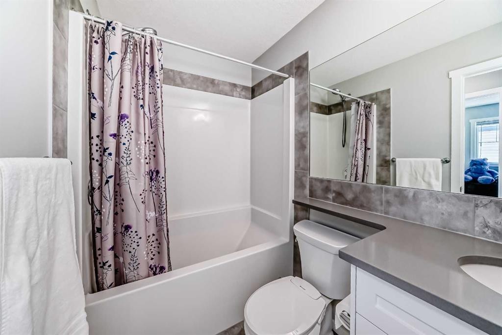 64 Nolancrest Manor Nw, Calgary, AB - Indoor Photo Showing Bathroom