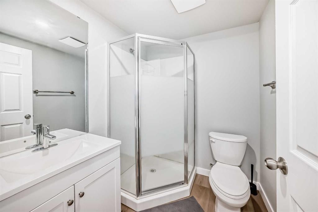 64 Nolancrest Manor Nw, Calgary, AB - Indoor Photo Showing Bathroom