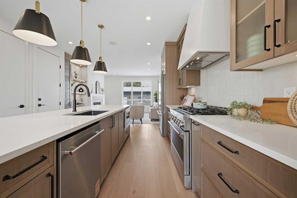 8140 47 Avenue Nw, Calgary, AB - Indoor Photo Showing Kitchen With Upgraded Kitchen