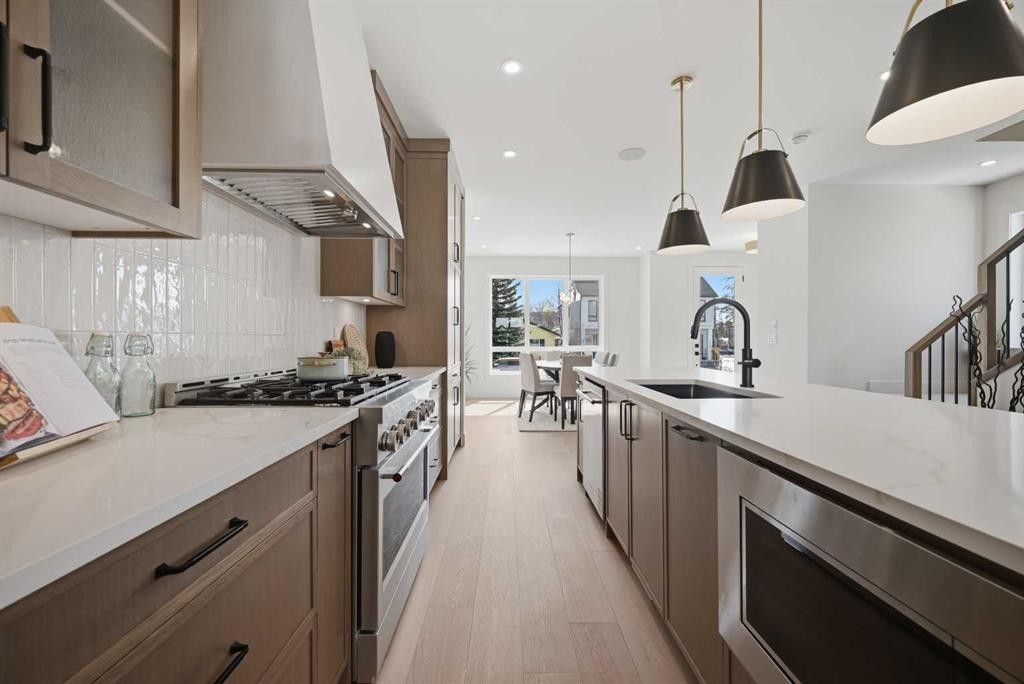 8140 47 Avenue Nw, Calgary, AB - Indoor Photo Showing Kitchen With Upgraded Kitchen