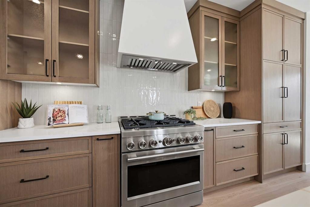 8140 47 Avenue Nw, Calgary, AB - Indoor Photo Showing Kitchen