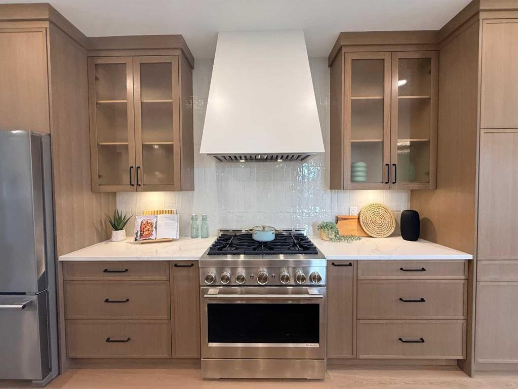 8140 47 Avenue Nw, Calgary, AB - Indoor Photo Showing Kitchen With Upgraded Kitchen