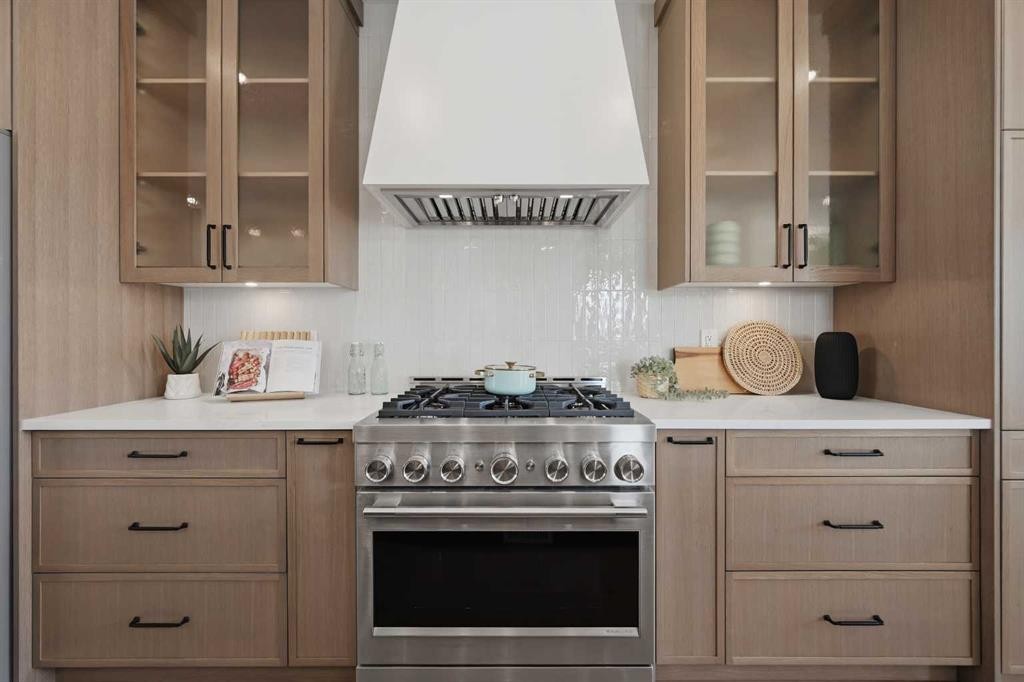 8140 47 Avenue Nw, Calgary, AB - Indoor Photo Showing Kitchen