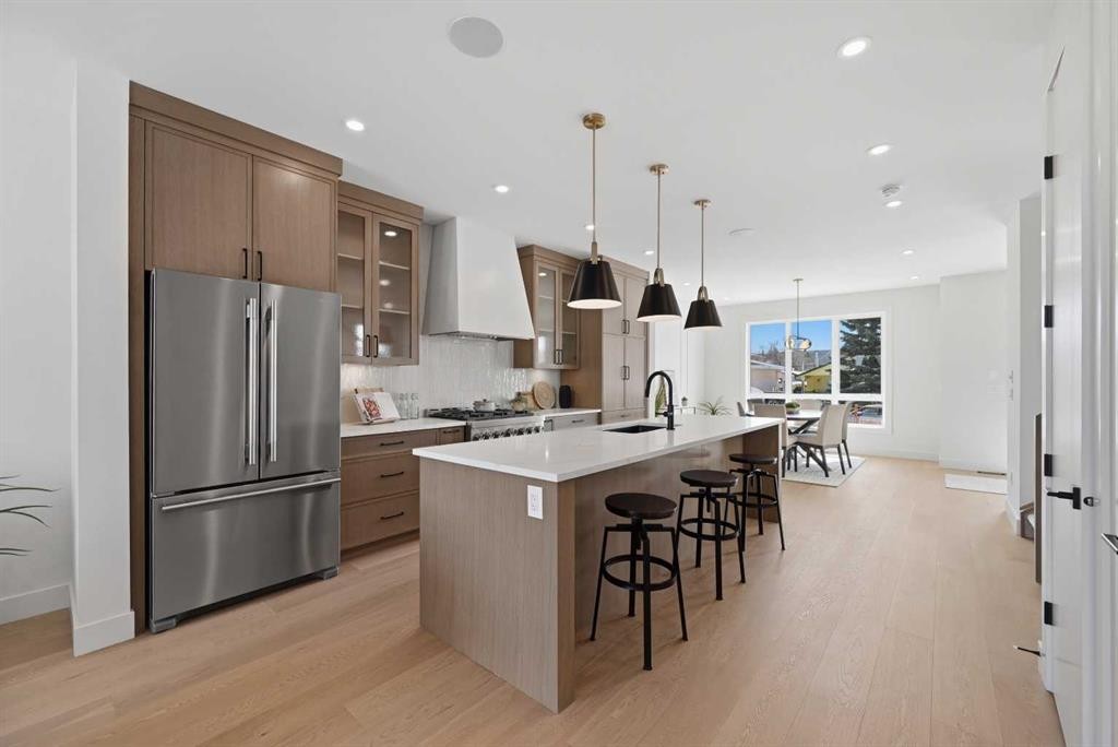 8140 47 Avenue Nw, Calgary, AB - Indoor Photo Showing Kitchen With Upgraded Kitchen