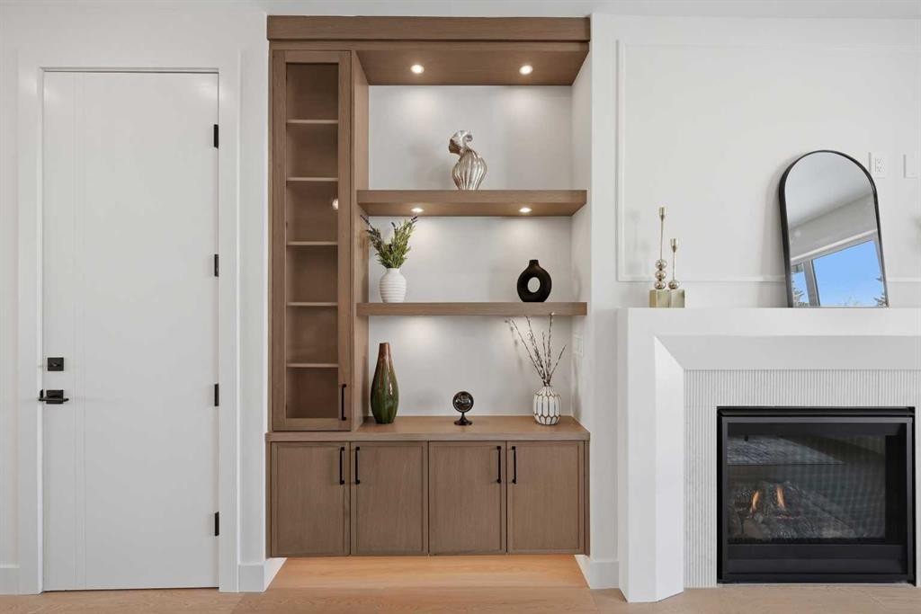 8140 47 Avenue Nw, Calgary, AB - Indoor With Fireplace