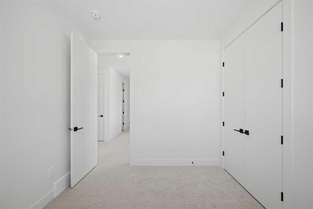 8140 47 Avenue Nw, Calgary, AB - Indoor Photo Showing Other Room
