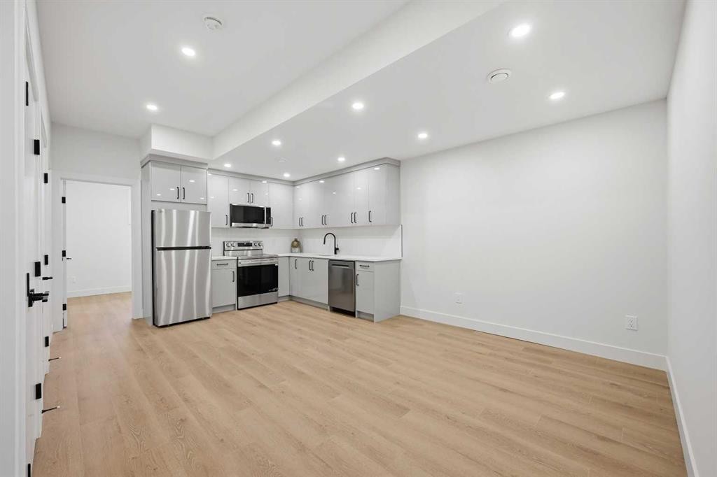 8140 47 Avenue Nw, Calgary, AB - Indoor Photo Showing Kitchen
