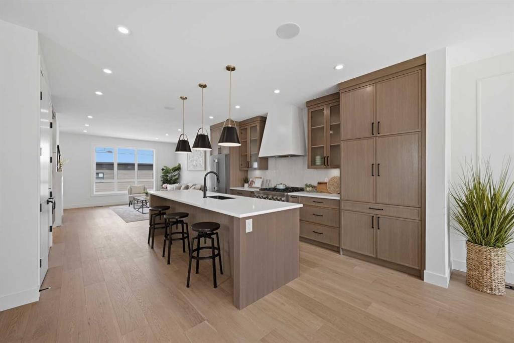 8140 47 Avenue Nw, Calgary, AB - Indoor Photo Showing Kitchen With Upgraded Kitchen