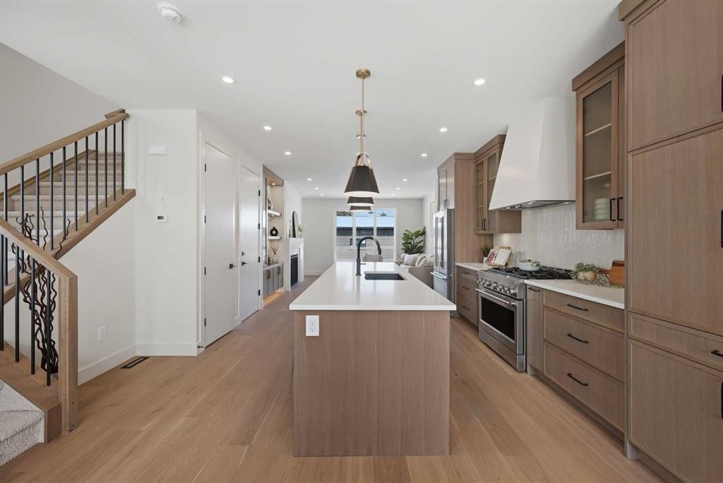 8140 47 Avenue Nw, Calgary, AB - Indoor Photo Showing Kitchen With Upgraded Kitchen