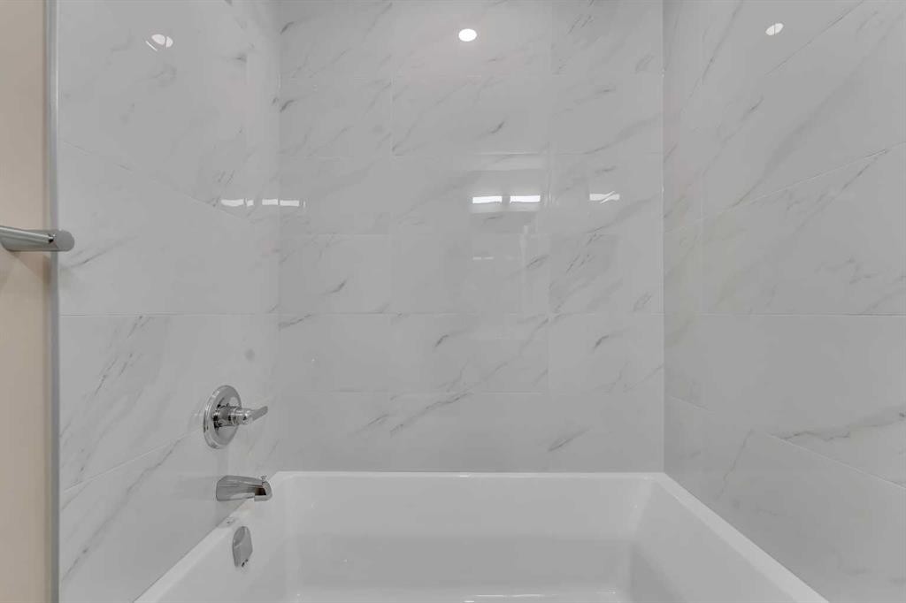 221 Madeira Crescent Ne, Calgary, AB - Indoor Photo Showing Bathroom