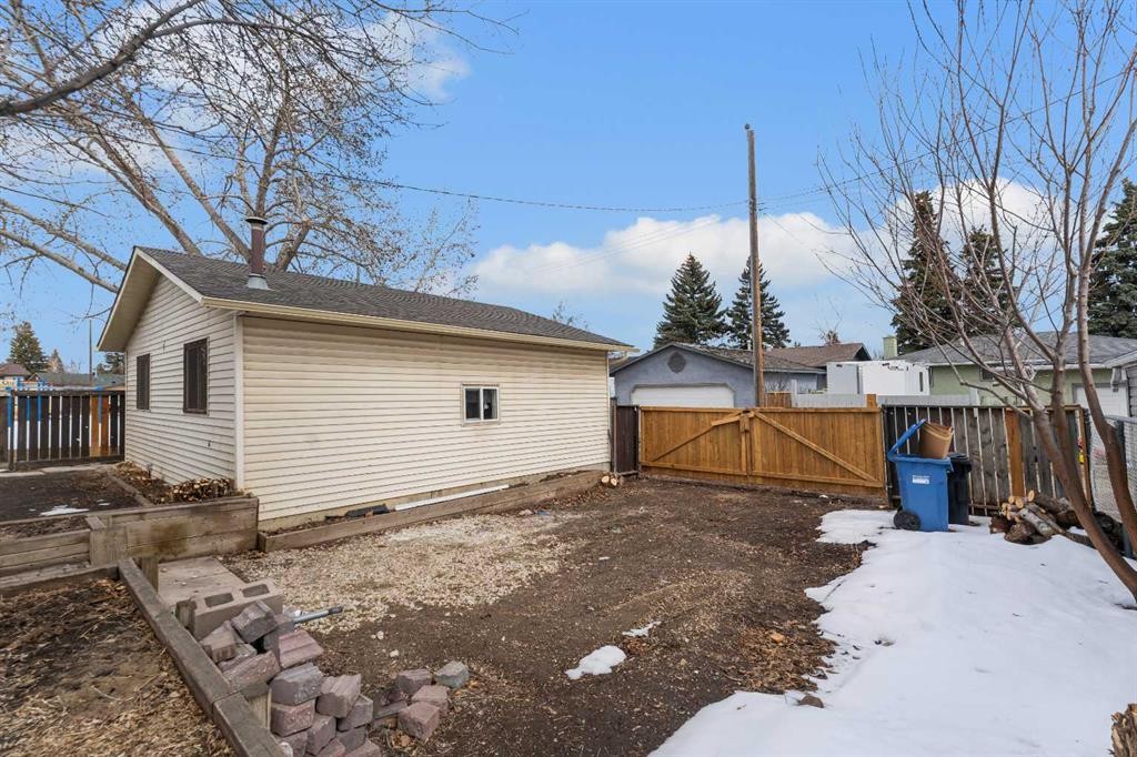 221 Madeira Crescent Ne, Calgary, AB - Outdoor