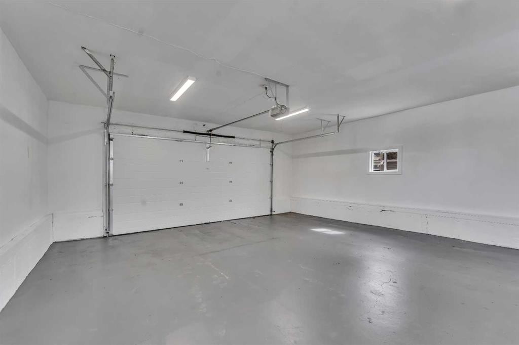 221 Madeira Crescent Ne, Calgary, AB - Indoor Photo Showing Garage