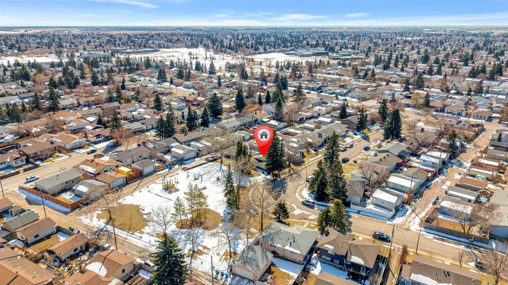 221 Madeira Crescent Ne, Calgary, AB - Outdoor With View