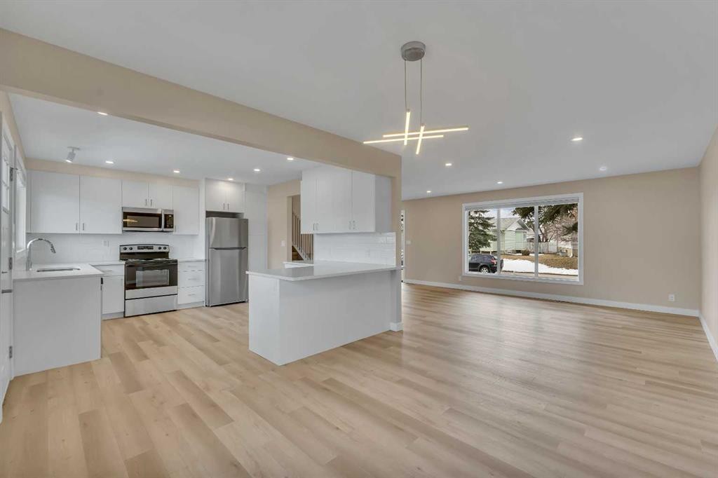 221 Madeira Crescent Ne, Calgary, AB - Indoor Photo Showing Kitchen
