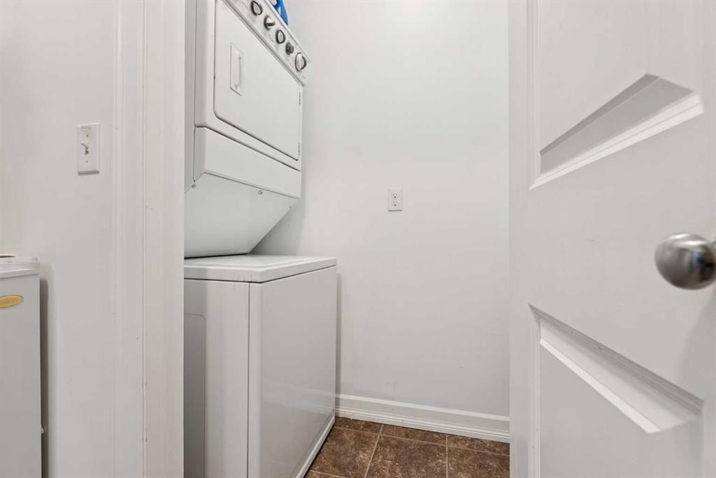 116-117 Copperpond Common Se, Calgary, AB - Indoor Photo Showing Laundry Room