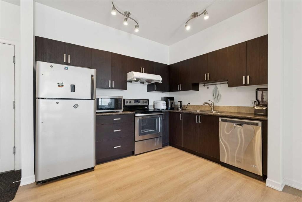 116-117 Copperpond Common Se, Calgary, AB - Indoor Photo Showing Kitchen With Stainless Steel Kitchen With Double Sink
