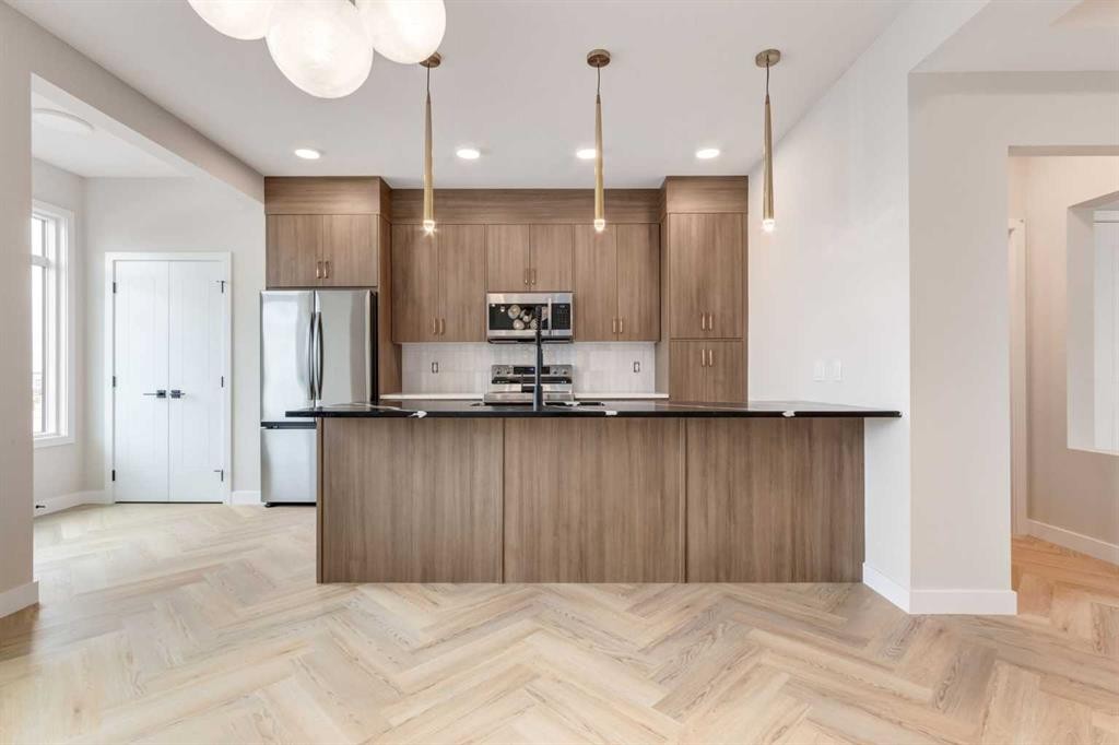 353 Cobblestone Gate, Airdrie, AB - Indoor Photo Showing Kitchen With Upgraded Kitchen