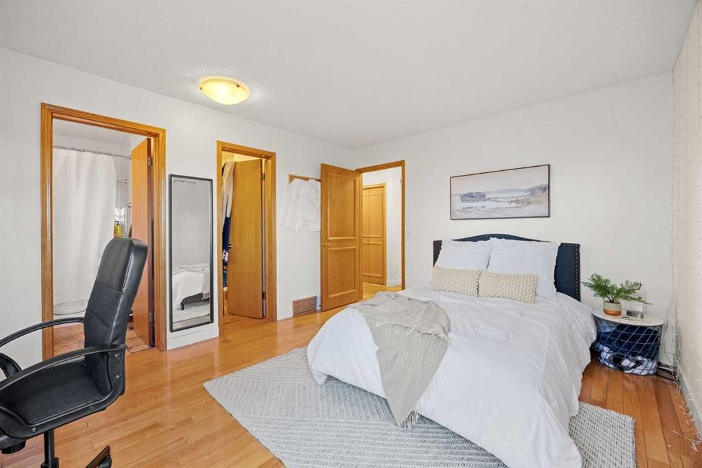 47 Edgeridge Court Nw, Calgary, AB - Indoor Photo Showing Bedroom