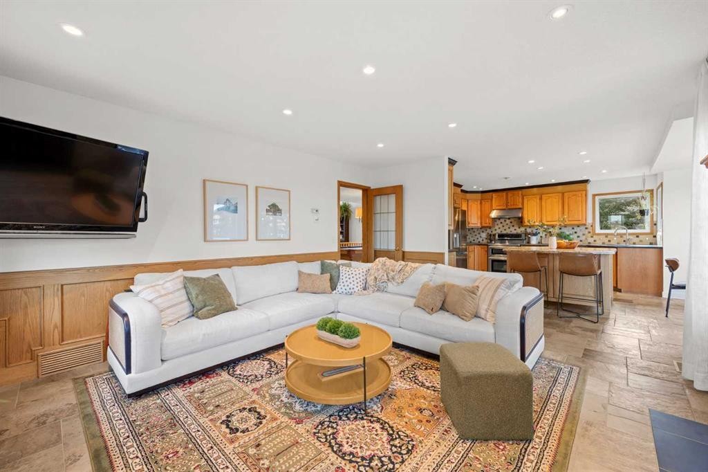 47 Edgeridge Court Nw, Calgary, AB - Indoor Photo Showing Living Room
