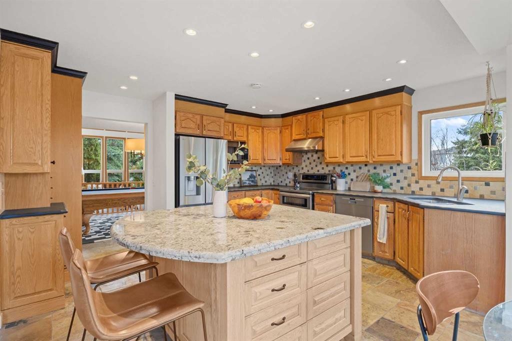 47 Edgeridge Court Nw, Calgary, AB - Indoor Photo Showing Kitchen