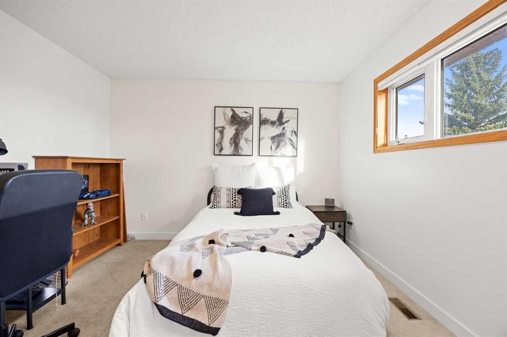 47 Edgeridge Court Nw, Calgary, AB - Indoor Photo Showing Bedroom