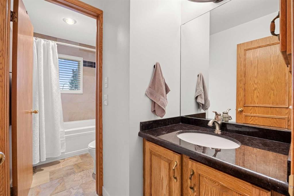 47 Edgeridge Court Nw, Calgary, AB - Indoor Photo Showing Bathroom