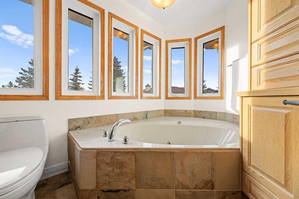 47 Edgeridge Court Nw, Calgary, AB - Indoor Photo Showing Bathroom