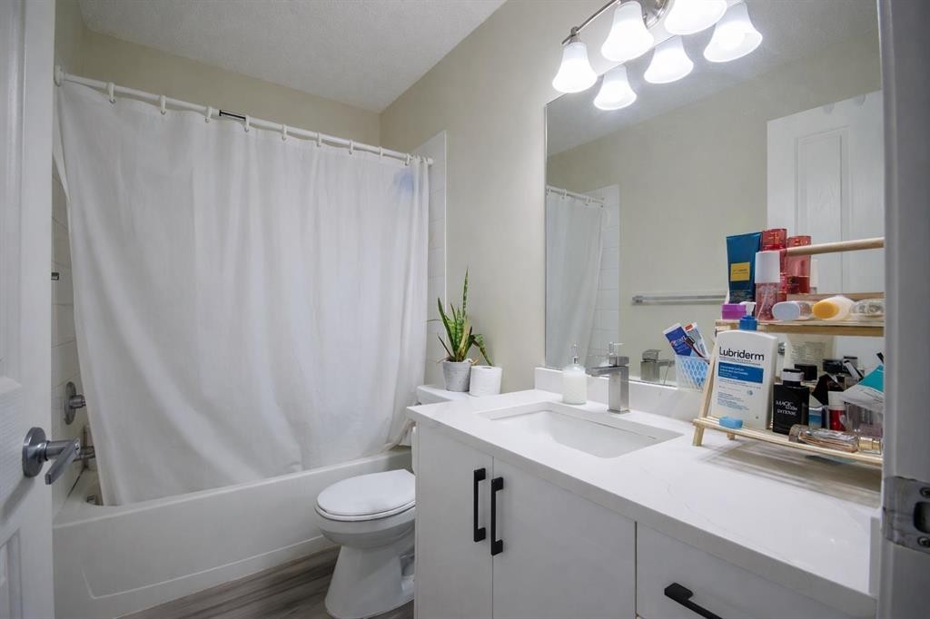 1117-1140 Taradale Drive Ne, Calgary, AB - Indoor Photo Showing Bathroom