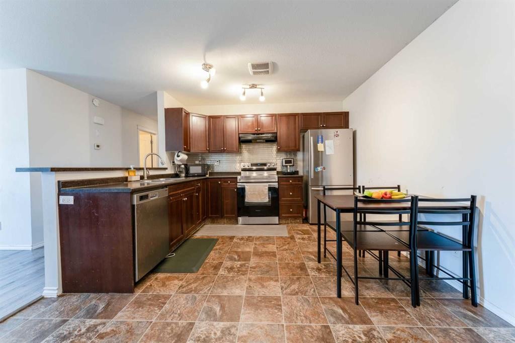 107-8 Bayside Place, Strathmore, AB - Indoor Photo Showing Kitchen